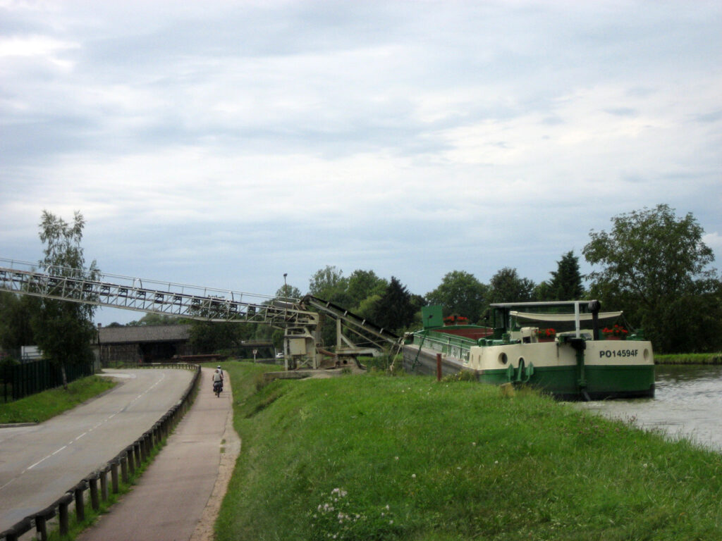La voie verte le long du canal de la Marne au Rhin près de Hochfelden, avec une péniche amarrée.