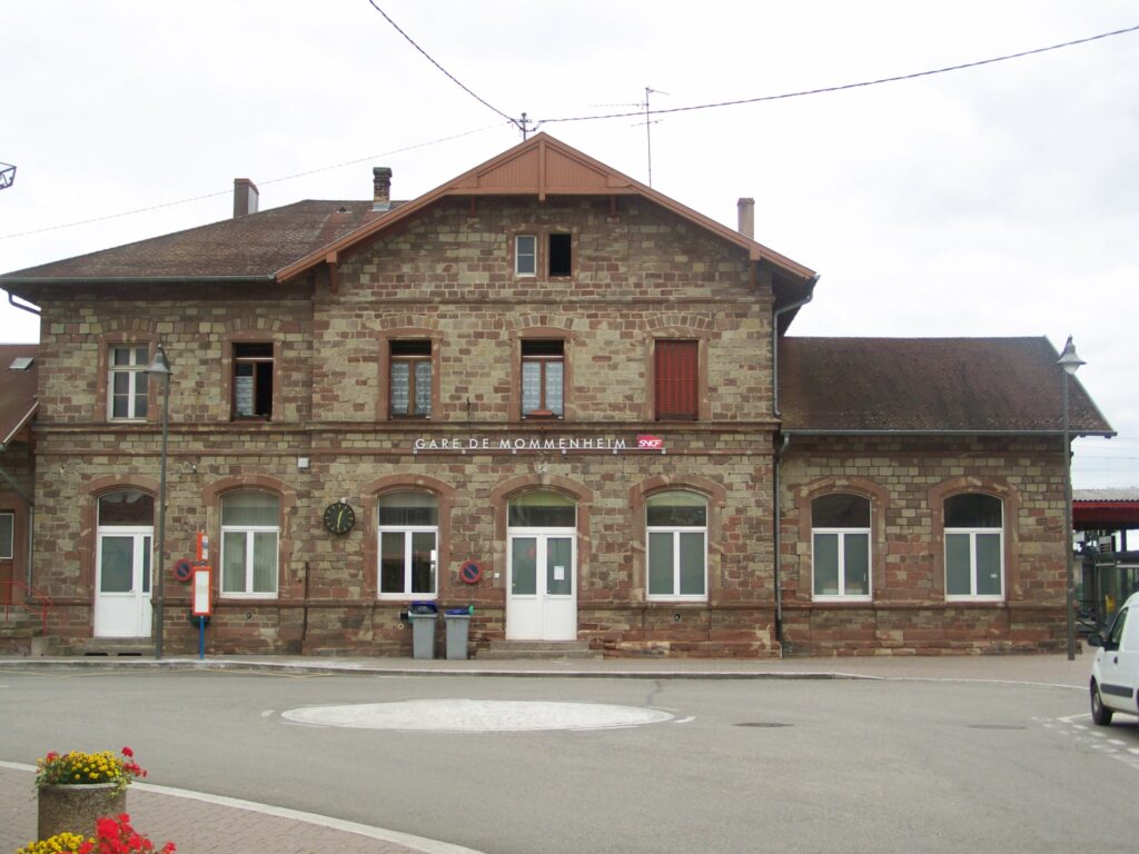 La gare de Mommenheim, sur la ligne de Strasbourg à Saverne.