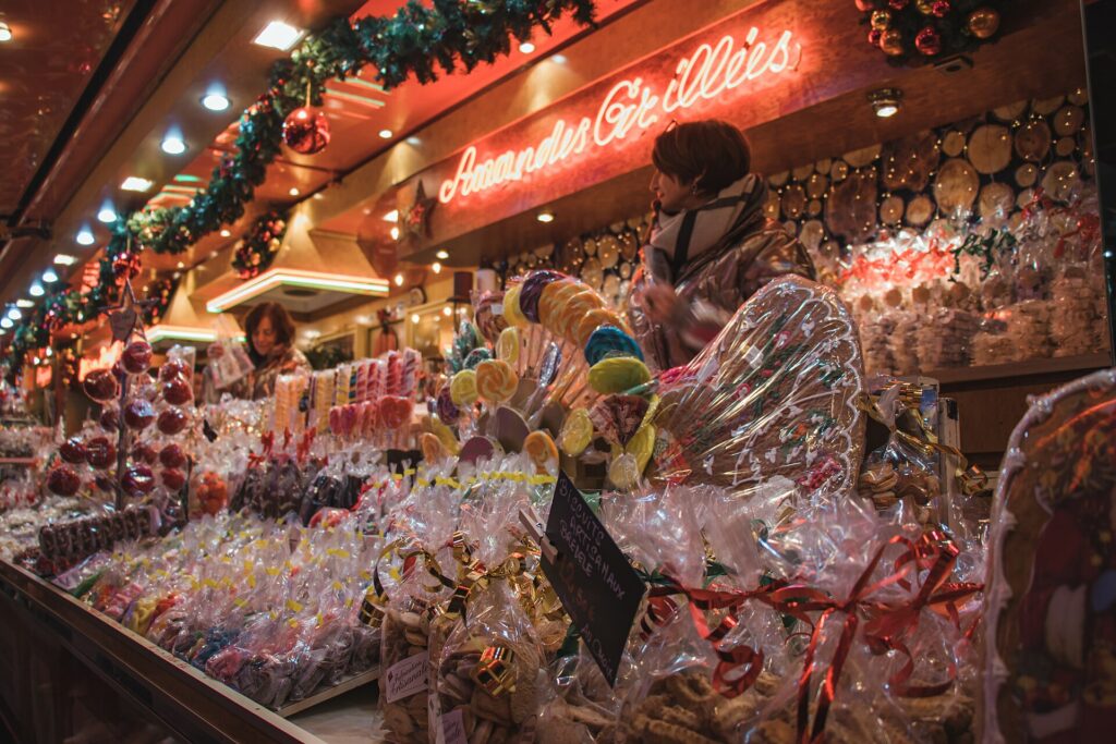 Un chalet de confiseries illuminé au marché de Noël de Strasbourg.