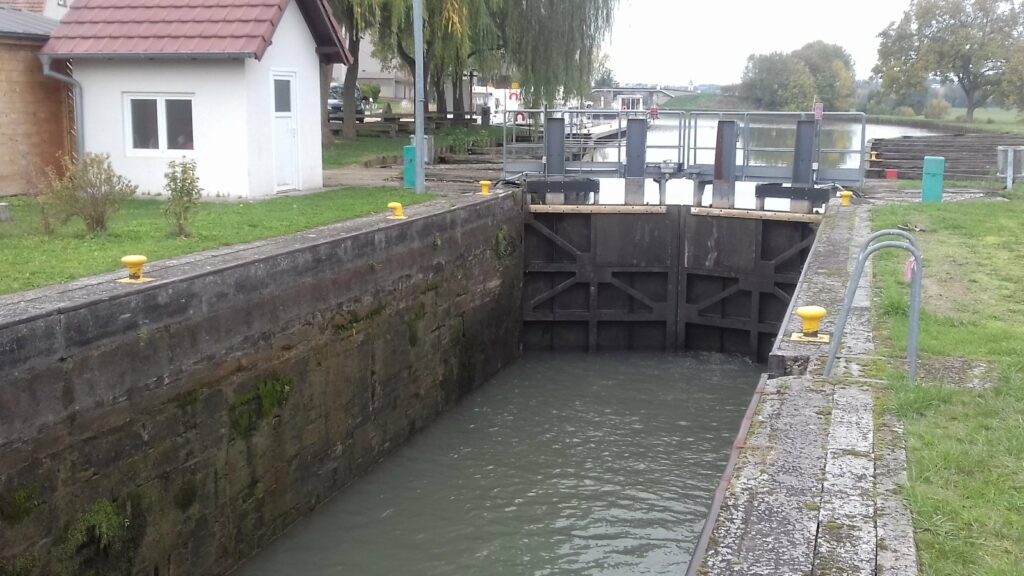 L'écluse de Waltenheim-sur-Zorn sur le canal de la Marne au Rhin : les portes, le bassin et la maison éclusière.